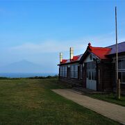 映画のセットと利尻山が楽しめる