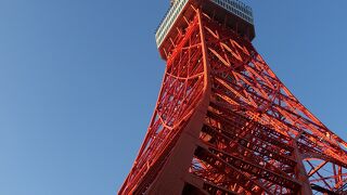 澄んだ青空を背景に美しく聳えていました