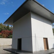 水たまりに浮いているような建物です
