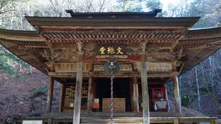 県宝　古くて渋いお堂、夜はライトアップがきれい