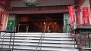 新京極通りが少しカーブしたところにある広場に面しています。