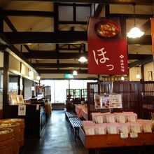 売店　奥でお味噌汁の試食