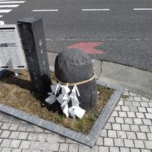 交差点にある牛つなぎ石