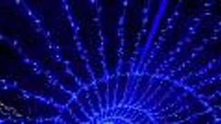 青色のイルミネーショントンネルが印象的