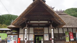 茅葺屋根の雰囲気ある駅　足湯もあります