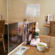 ひとり用の席は感染対策バッチリ