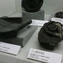 昔の水戸城の瓦などが展示