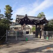 この門から京都御苑に入りました。
