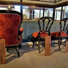 全権の伊藤博文や李鴻章は格の違う椅子。浜離宮からの下賜品です