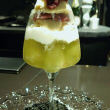 カウンター席はやや狭め