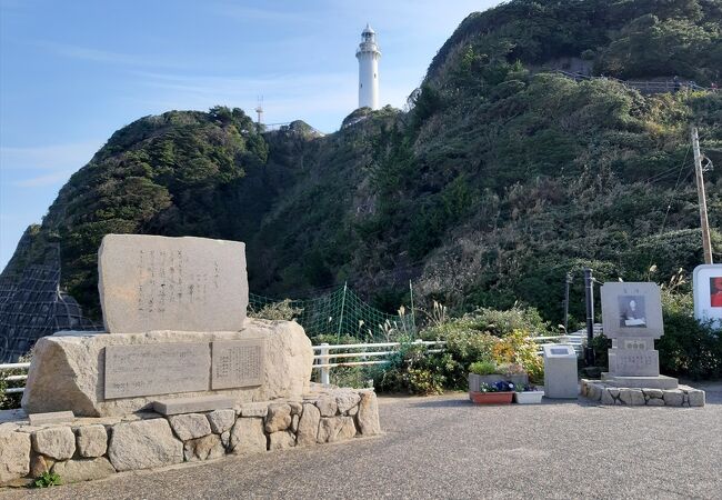 美空ひばりの『みだれ髪』の歌碑と、歌声が流れる遺影碑