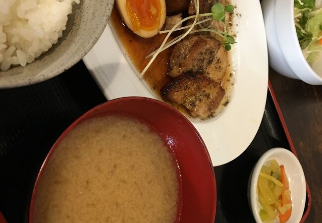 定食メニューが充実。夜はお酒もあり。