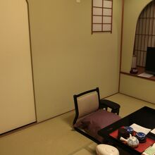 ８畳のほうの部屋は窓なし