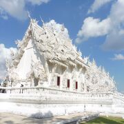 眩しい純白の寺院