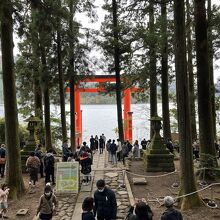 芦ノ湖に浮かぶ鳥居