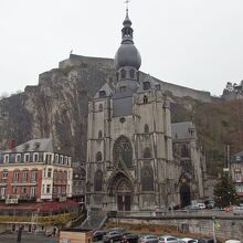 ムーズ川沿いに建つノートルダム教会の背後にシタデルが聳えます