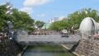 ハットリくんのキャラが橋の上を動く