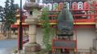 【琵琶の碑】弁天堂正面左のよくわかる場所にあります