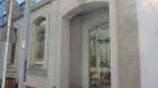 内部が見えるようにスケルトンになっているのが珍しい