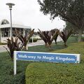 マジックキングダムに歩いて行けます