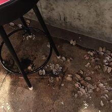 床に落ちたあさりの貝殻