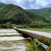 台風の影響で増水した川が橋脚すぐ下まで迫っていて怖かった：高瀬沈下橋