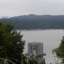 弘法大師像から満濃池を眺める