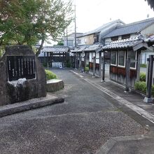 中は庭園というより空き地という感じです