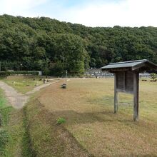 周囲は公園風に整備されています