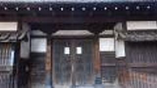 仲見世通りの東西で趣が異なる通りです