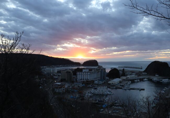 こちらの山肌が赤く染まりました