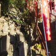 赤い鳥居と幟旗が印象的な稲荷神社