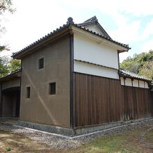 門の横は昔ながらの建物の雰囲気です