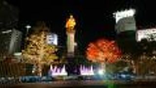 台座付近のイルミネーションでますます映えていました