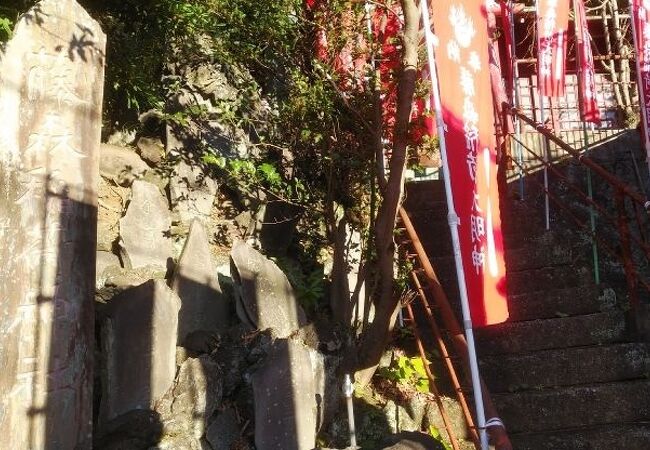 赤い鳥居と幟旗が印象的な稲荷神社