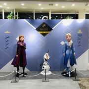 アナとエルサ、そしてオラフ