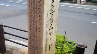 たくさんの碑がある目白通り