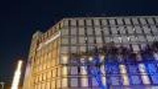 白の外壁と、イルミネーションの青の対比が綺麗でした。