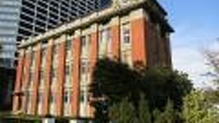 レンガ造りの堂々とした建物を残しています