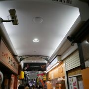 阪急三宮駅改札から細い西口商店街へ