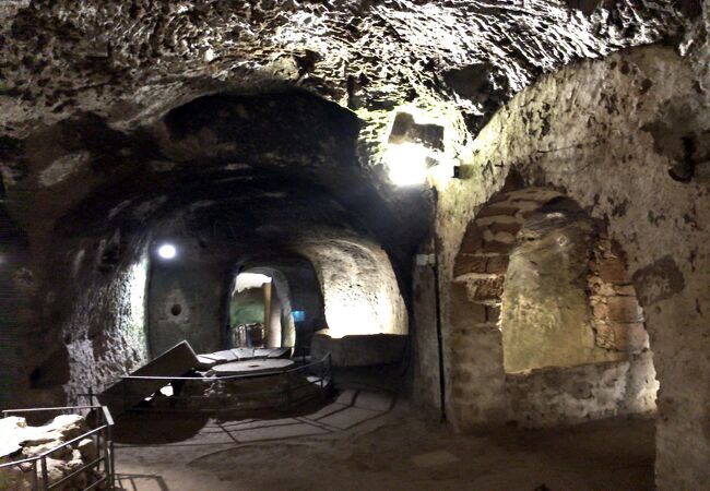 オルヴィエートの地下に広がる洞窟の地底探検