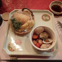 糸巻揚げ(左上)、秋鮭と浅利のココット(右下)