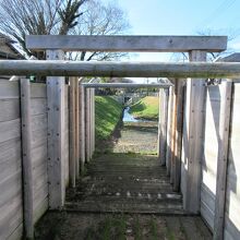 中に船を入れてから前後に板をはめてから、水位を下げていきます