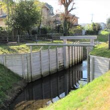 2カ所の堀で水位を合計3m分下げてから、芝川に船を通します