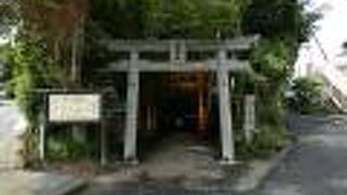 佐保路の高台に鎮座