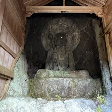 覆屋の中に安置されている地蔵菩薩