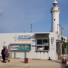 灯台資料展示室や灯台内部へは有料です。お土産も多少ありました