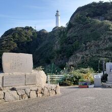 美空ひばりの記念歌碑や遺影碑がある場所からも見える塩屋埼灯台