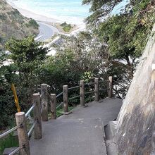 塩屋埼灯台への道は階段だったりスロープだったり。