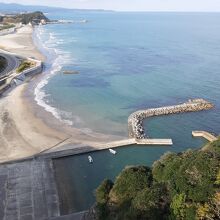 灯台てっぺんからは周辺の絶景が。これは北の薄磯海岸方向の景色
